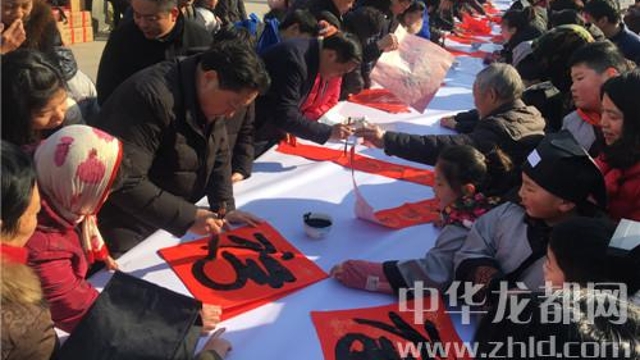 書法家揮毫送“?！?眾市民喜領春聯